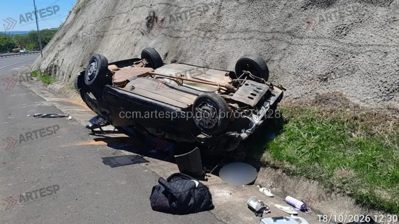 1 de 1 Passageira morre após ser arremessada de carro em capotamento na rodovia SP-333, em Echaporã (SP)