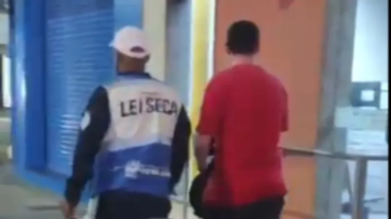 1 de 2 Homem tentou engolir carteira funcional da Polícia Civil durante abordagem da Lei Seca em Copacabana