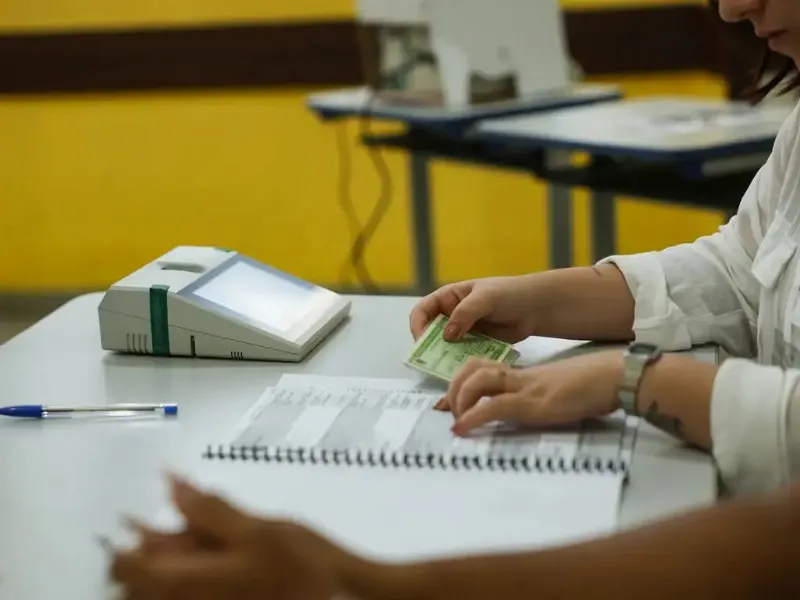 Eleitores votam na 71ª Zona Eleitoral, no Colégio Liceu Nilo Peçanha, no centro de Niterói.