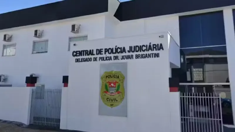 O homem tentou fugir pulando o muro, mas foi preso em flagrante e levado à Central de Polícia Judiciária (CPJ) de Tupã (SP).