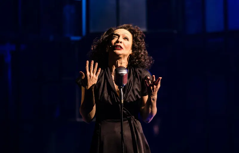 Laila Garin canta e interpreta Edith Piaf (1915 – 1963) de forma visceral no espetáculo 'Piaf – Eu não me arrependo', em cartaz no Rio de Janeiro