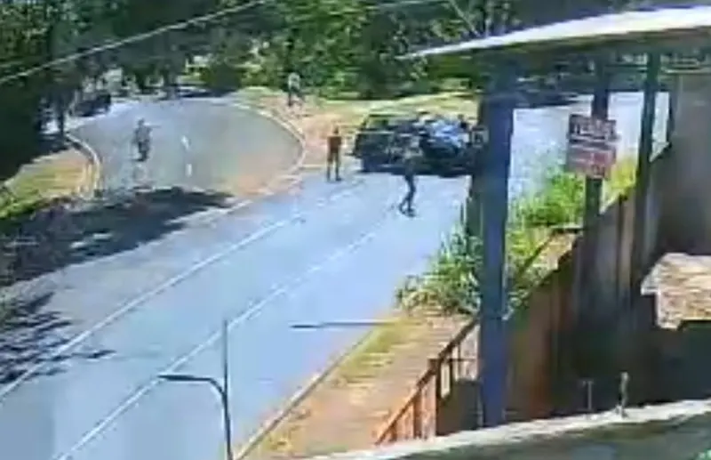 1 de 8 Policiais bloqueiam a Via Norte em Ribeirão Preto, SP, após abordagem a carro de suspeitos de transportar armas