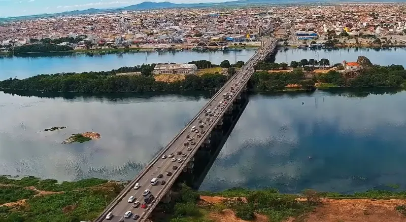1 de 1 Trânsito na ponte Presidente Dutra no sentido Juazeiro