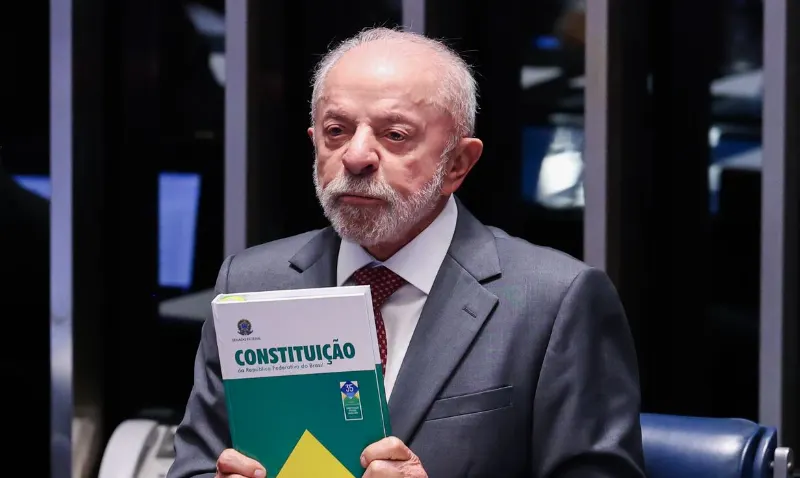 Lula faz campanha em MG e celebra fim da jornada 6x1