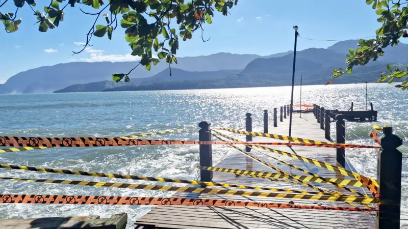 Ressaca no mar provoca interdição do Píer do Portinho, em Ilhabela, em maio deste ano.