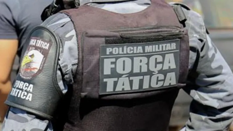 1 de 1 Os policiais recolheram duas armas de fogo e porções de maconha que, juntas, pesavam cerca de 1,217 kg