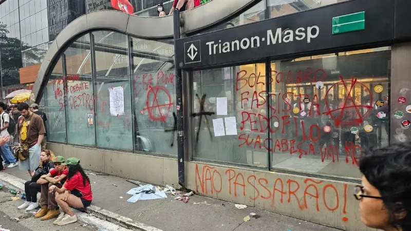 1 de 3 Estação Trianon-Masp é pichada durante ato pró-Lula.