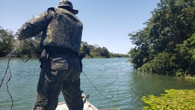 1 de 1 Polícia Ambiental apreende 300 metros de redes de pesca no Rio Paraná em Rosana (SP)
