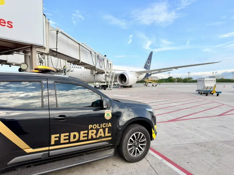 Homem era procurado pela Justiça do Rio de Janeiro e foi encaminhado ao sistema prisional após desembarcar no Aeroporto Internacional do Rio.