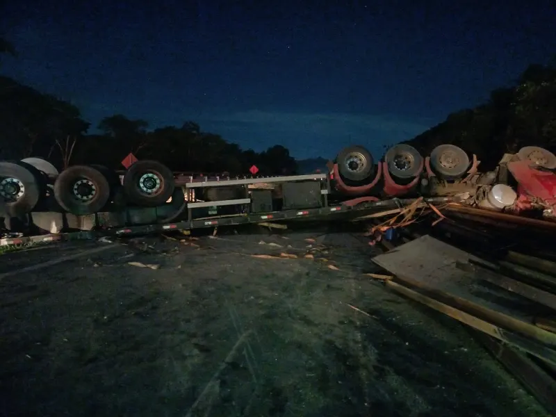 1 de 1 Condutor perdeu o controle da direção, saiu para a margem direita da pista e capotou