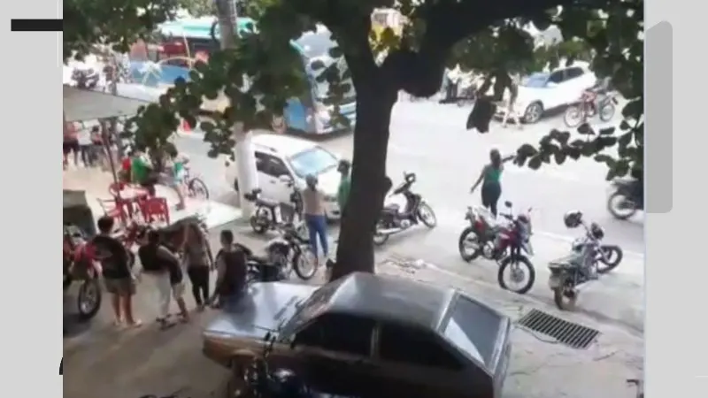 Adolescente cai da garupa de moto pilotada pela mãe e morre atropelada por ônibus em Castelo, Espírito Santo