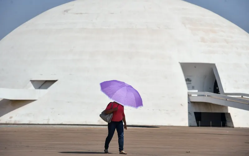 Pedestre caminha em frente ao Museu da República, em Brasília.
