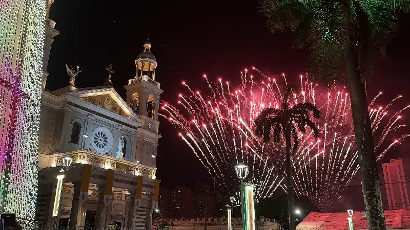 1 de 3 Queima de fogos na Basílica Santuário marca o fim do Círio de Nazaré 2026.