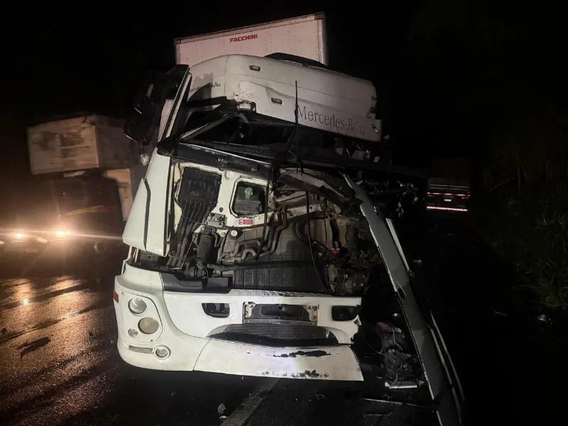 1 de 1 Batida entre duas carretas deixa motorista gravemente ferido na BR-116, em MG