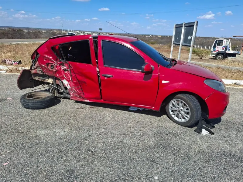 Carro foi atingido na lateral, onde a criança estava sentada