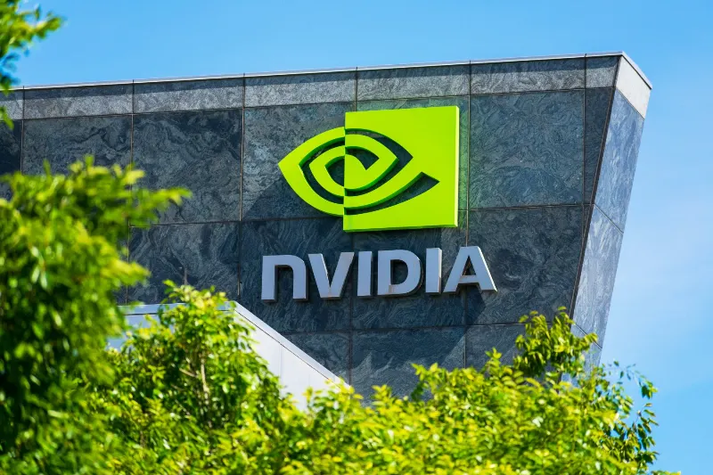 Logo da Nvidia em fachada na sede em Califórnia EUA