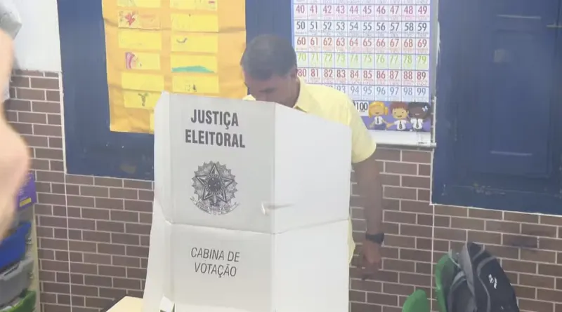 Flávio Bolsonaro (PL) vota no RJ — Foto: Reprodução/TV Globo