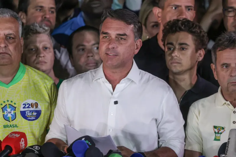 Senador Flávio Bolsonaro (PL), fala com jornalistas após ser derrotado no segundo turno das eleições pelo candidato Luiz Inácio Lula da Silva (PT)