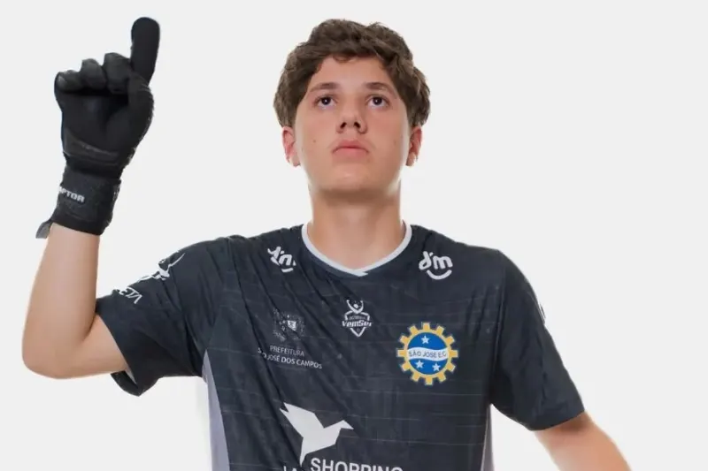 Goleiro Miguel Meneses, do sub-15 São José.