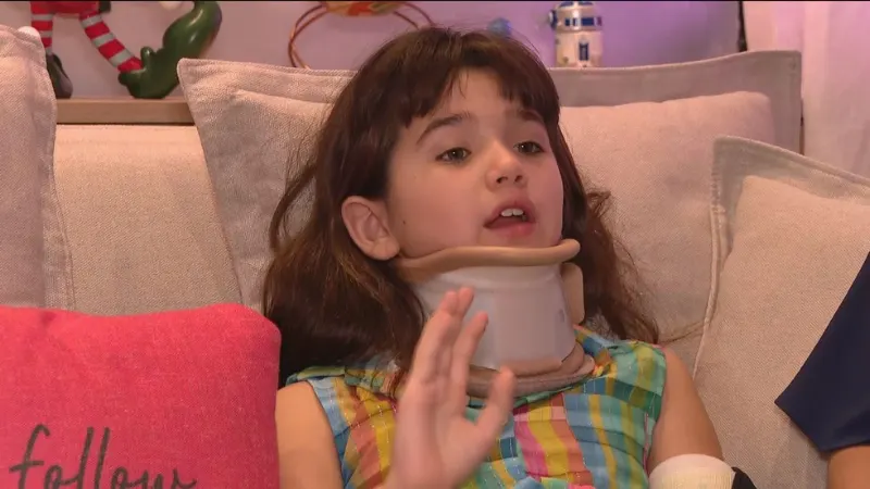 Mel, de 9 anos, teve uma fratura no punho e rompeu ligamentos da coluna cervical