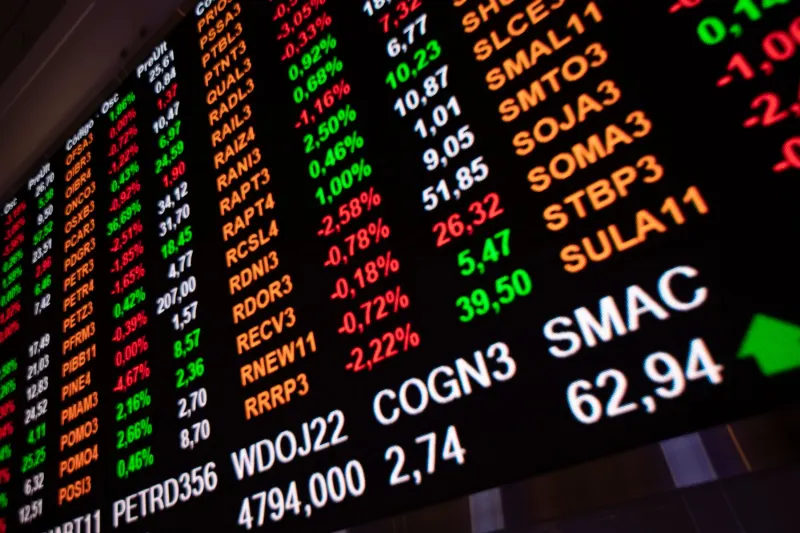 Painel com cotações do mercado de ações na B3, a Bolsa de Valores de São Paulo, Brasil