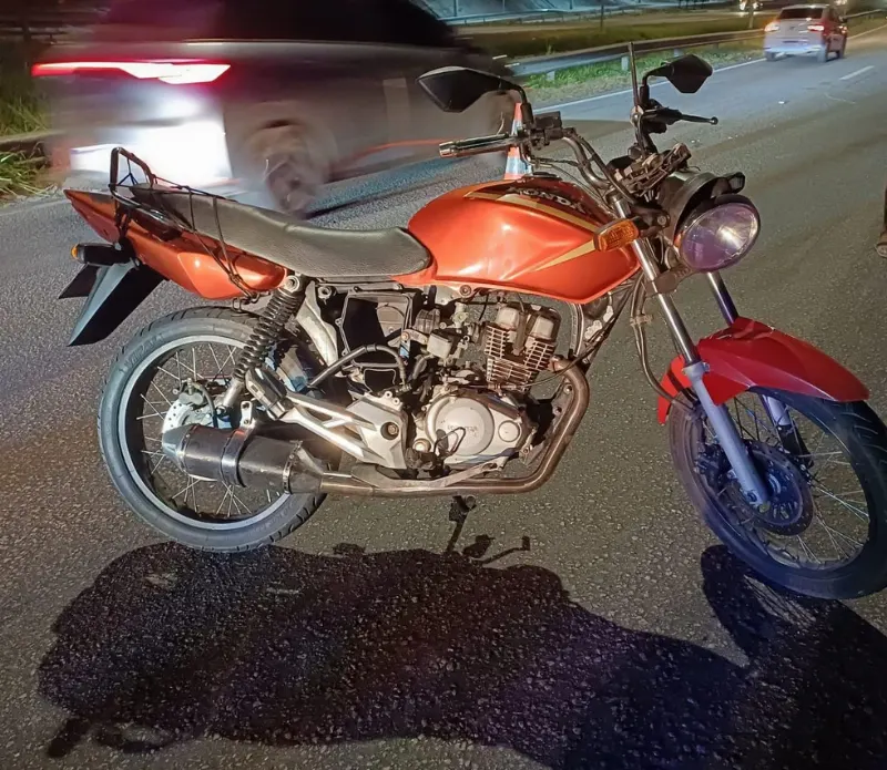 Moto conduzida pela vítima do atropelamento, que aconteceu na BR-101, no bairro do Ibura, na Zona Sul do Recife