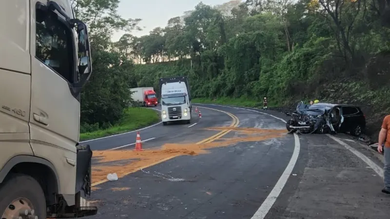 1 de 2 Motorista de BMW se perdeu em curva e bateu de frente com caminhão, diz PRF