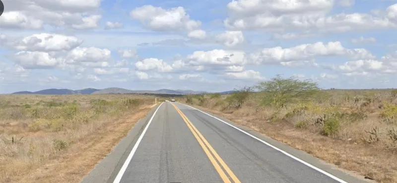 1 de 1 Acidente entre caminhão e moto deixa uma pessoa morta e outra gravemente ferida na BR-104, na Paraíba