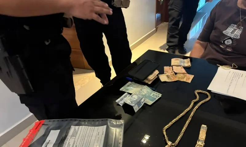 1 de 3 Agentes federais cumprem mandados de busca contra irmão do ex-prefeito de Borba