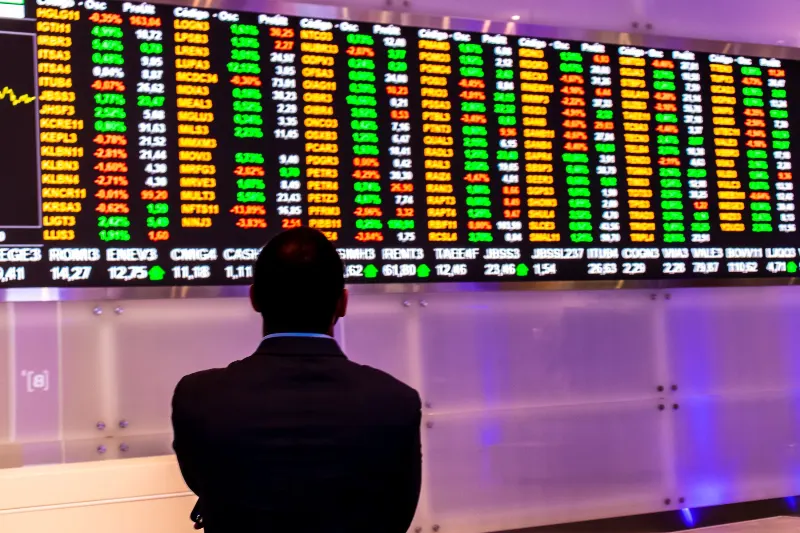 Painel com cotações da bolsa de valores no moderno centro de visitantes do B3, Brasil, Bolsa, Balcão, na sede da BOVESPA.