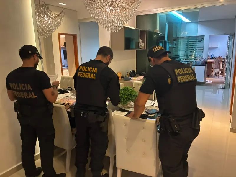 1 de 5 Agentes da PF cumprem mandado de busca e apreensão