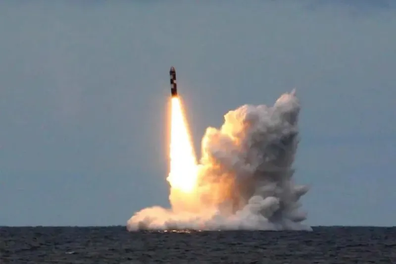 1 de 1 Lançamento deste do míssil balístico nuclear intercontinental Bulava a partir de um submarino nuclear submerso. Foto de arquivo.