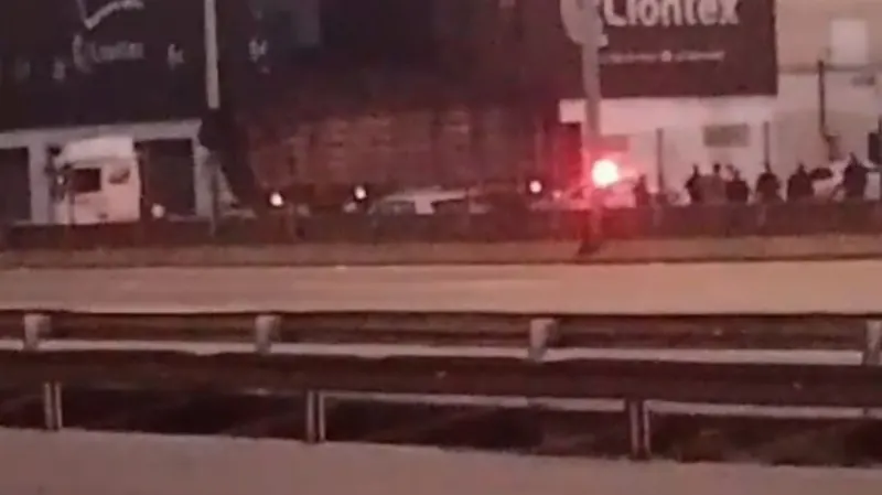 Carreta atravessada na pista do canto da Rodovia Washington Luiz (BR040