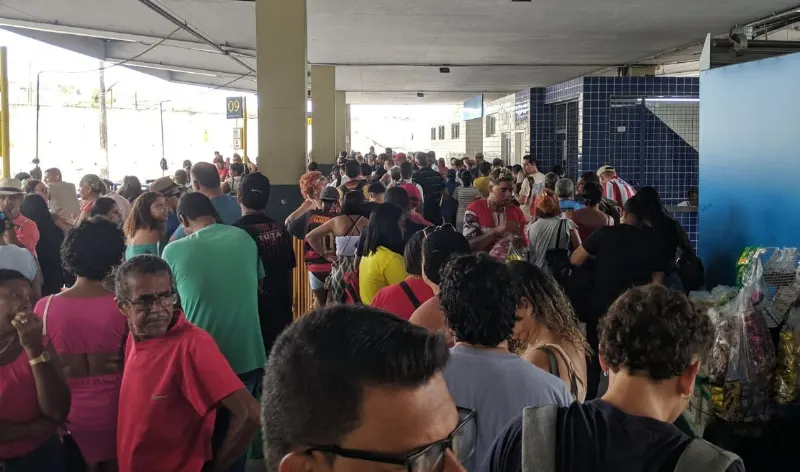 Fila de eleitores no Terminal Integrado da Macaxeira, na Zona Norte do Recife