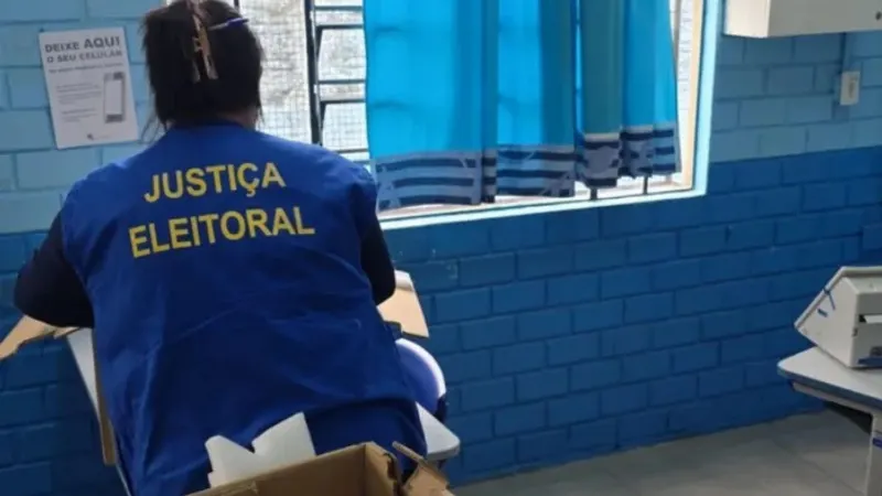 1 de 1 Urna eletrônica tem as teclas '2' e '3' coladas e é trocada em Gravataí