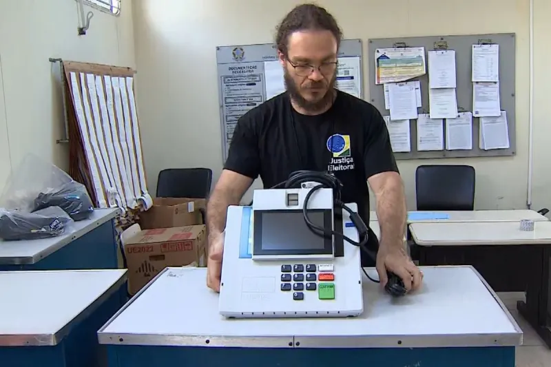 Urna eletrônica é preparada em Taubaté (SP)